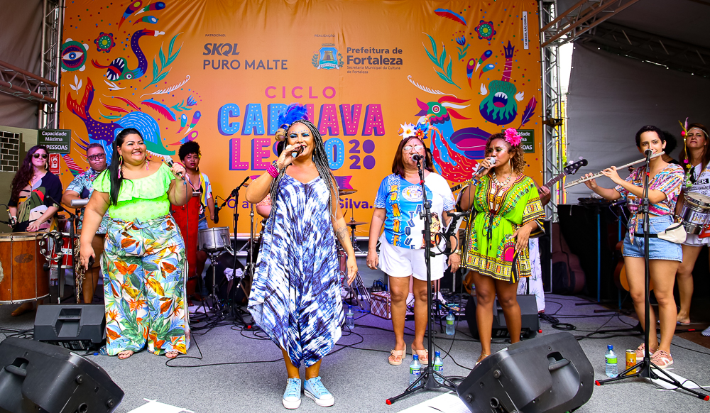 banda de mulheres se apresentando em cima de palco